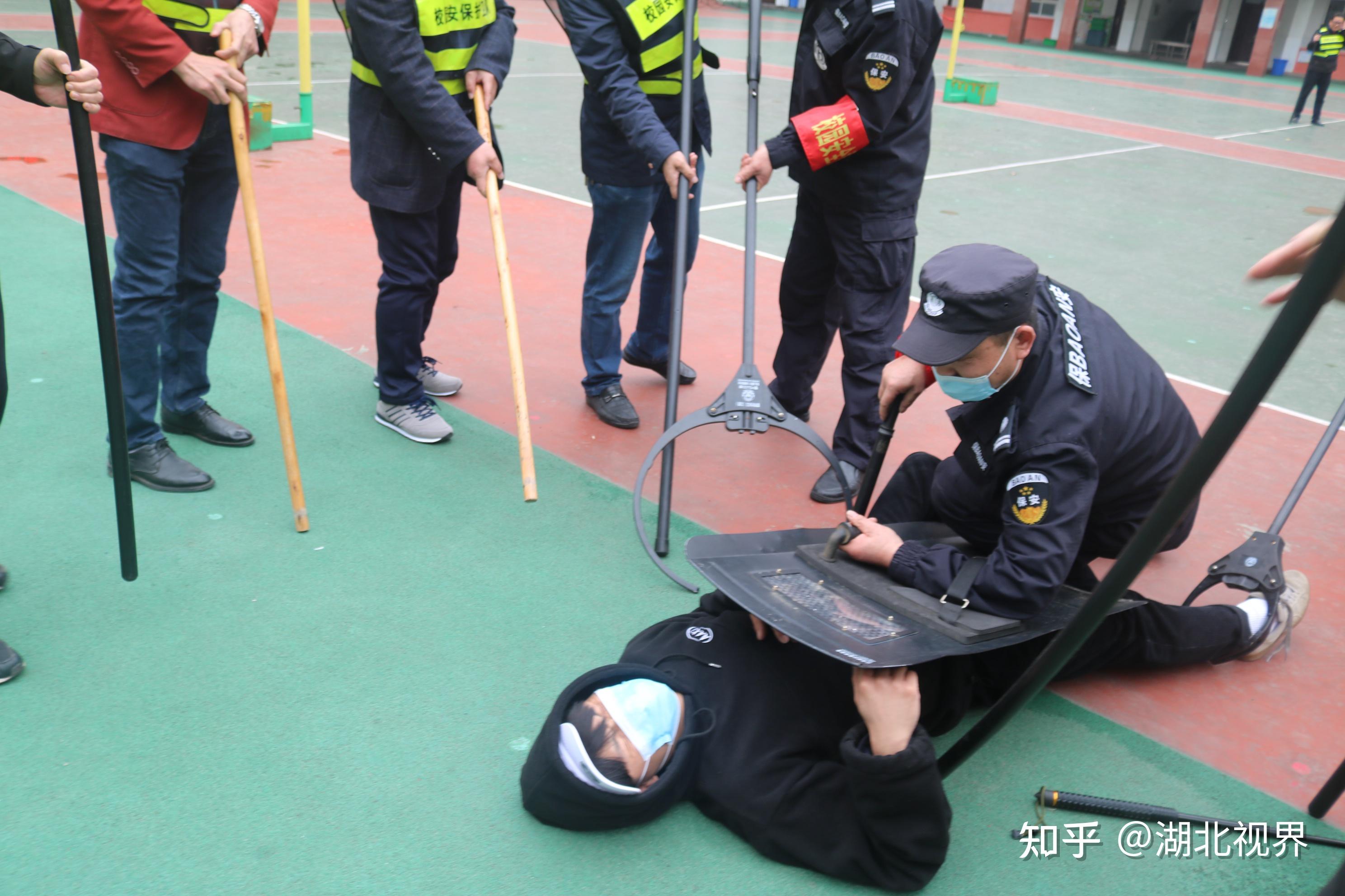 恐怖分子冲入学校砍人_入校杀小学生事件_冲进学校砍人